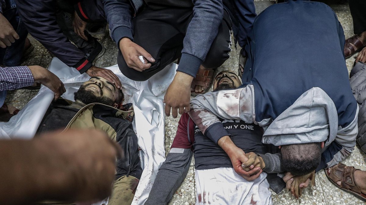Palestinos lloran a sus muertos en Deir Al Balah tras un ataque isaelí. EFE/EPA/MOHAMMED SABER