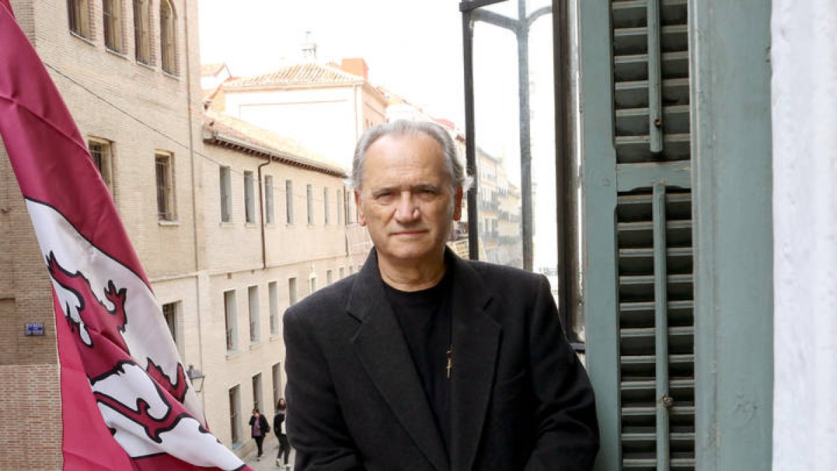 Alfredo Álvarez presenta libro sobre la historia de Sariegos, su localidad natal.