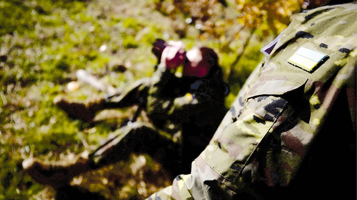 Dos soldados ucranianos en la base Conde de Gazola durante su periodo de formación.