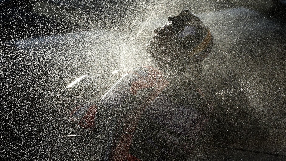 El español Jorge Martín celebra tras su conquista del Campeonato del Mundo. Alberto Estévez