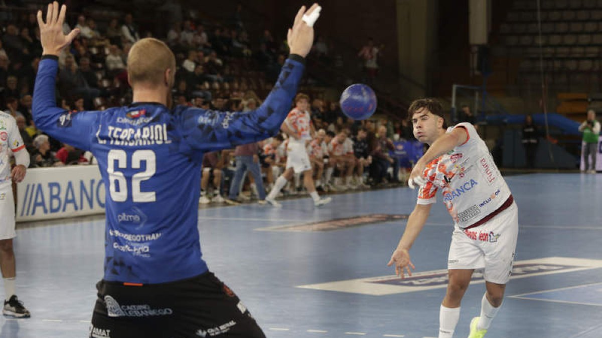 Carlos Álvarez ya está al frente de la tabla de goleadores de la Liga Asobal.  FERNANDO OTERO