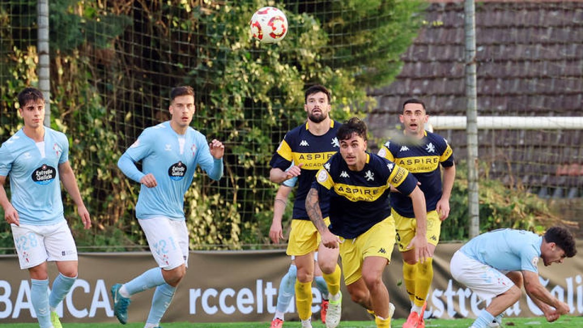 Antón Escobar, en primer plano, en un lance del partido ante el Celta Fortuna en Barreiro.
