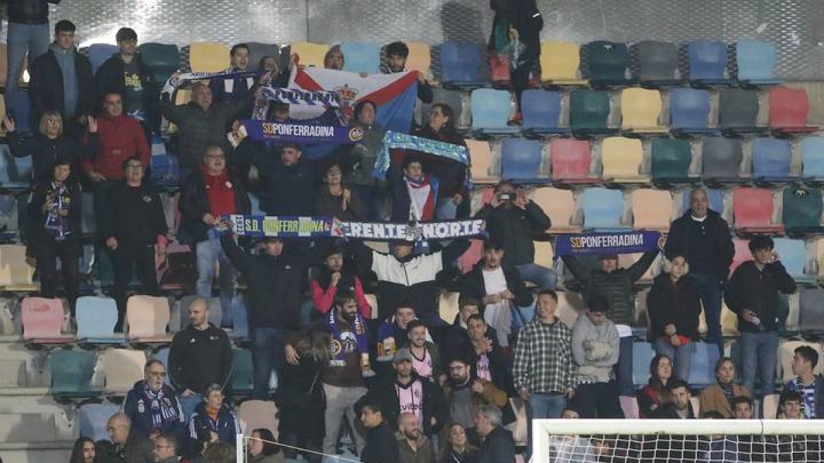 La afición de la Deportiva vibró con su equipo en Lasesarre.