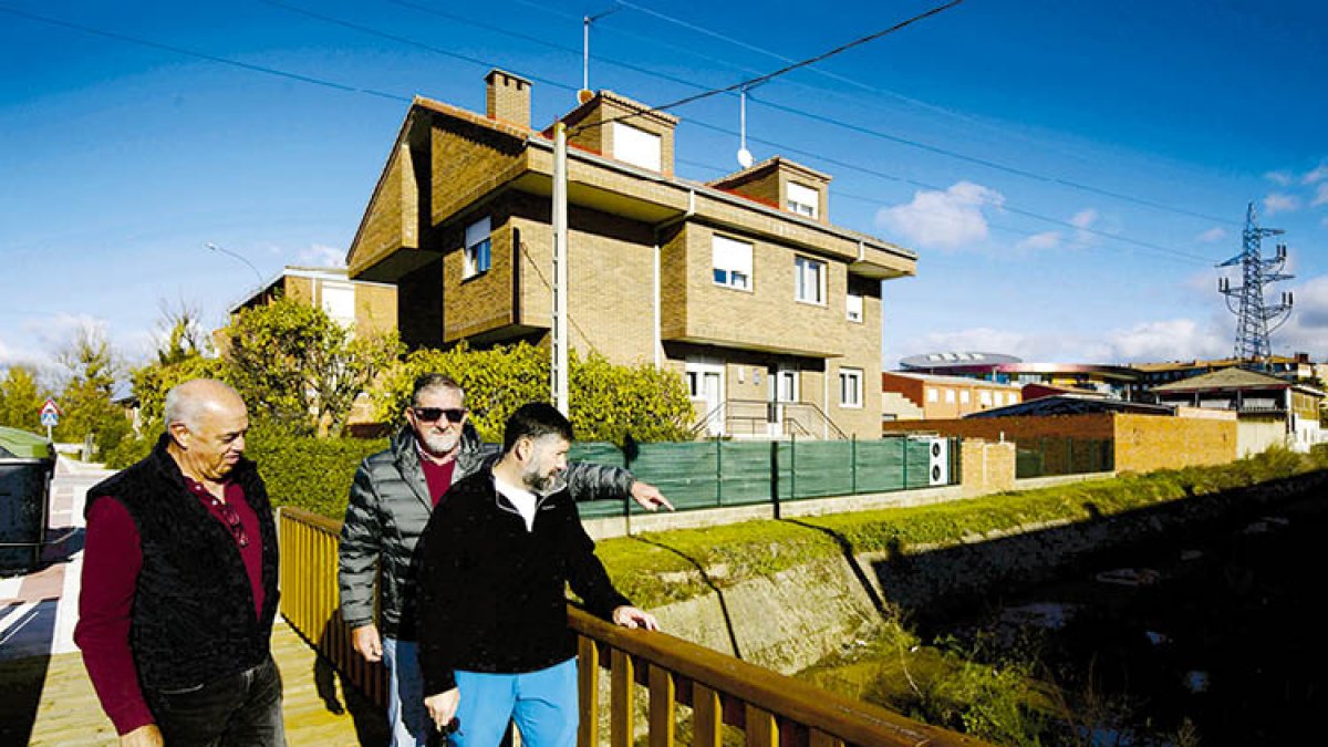 Cuevas, Fernández y Martínez piden limpiar el Carbosillo. f. otero