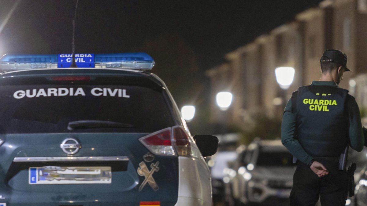 Fotografía de lugar donde un hombre y una mujer han sido hallados sin vida en el interior de su domicilio en Pantoja (Toledo) con signos de criminalidad, este domingo. EFE/ Ángeles Visdómine