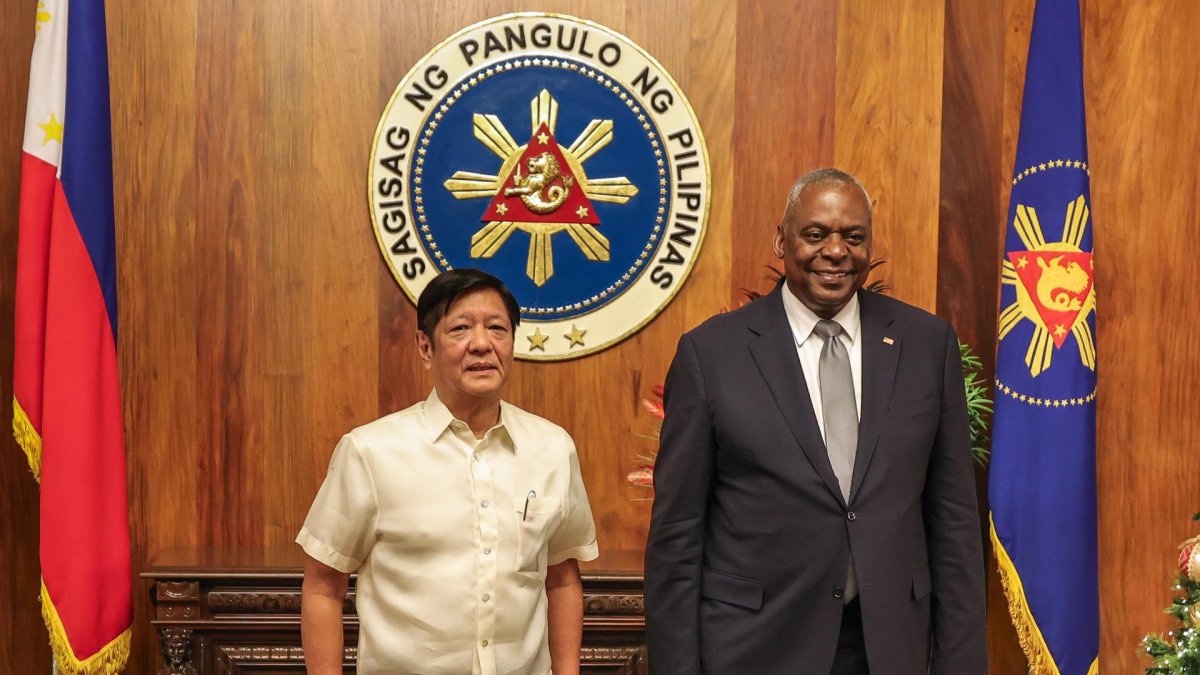 El presidente de Filipinas, Ferdinand Marcos Jr. (izquierda), junto al secretario de Defensa de Estados Unidos, Lloyd Austin III (derecha).
                      EFE/EPA/GERARD CAREON / POOL