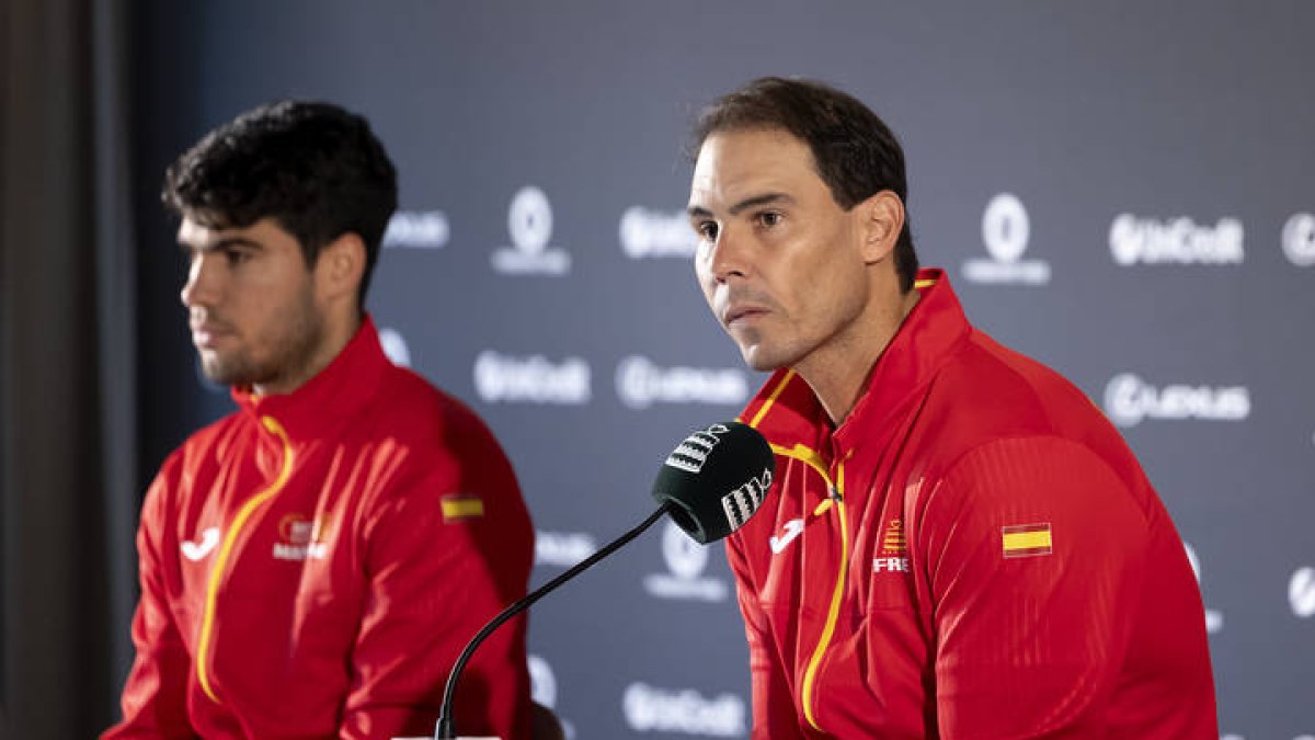 Rafa Nadal junto a Carlos Alcaraz en la previa de la Copa Davis
