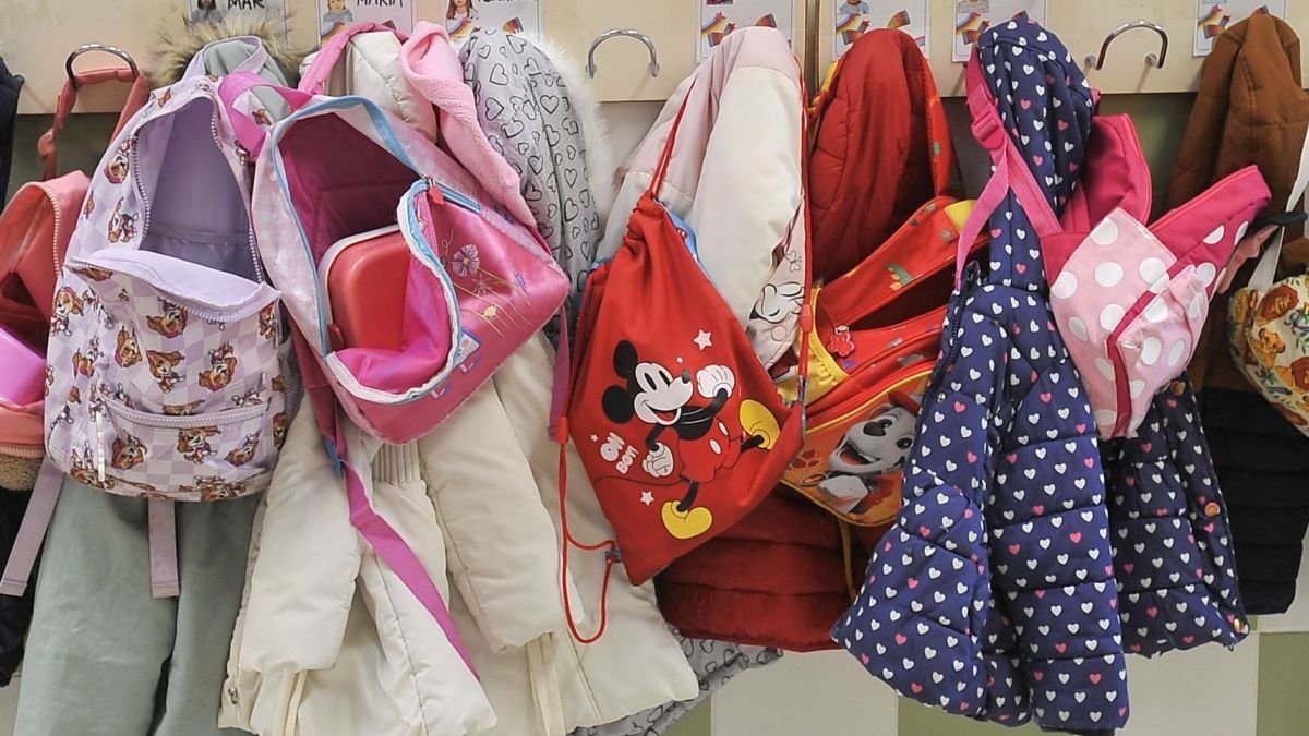 Abrigos y mochilas infantiles en un colegio. MANU