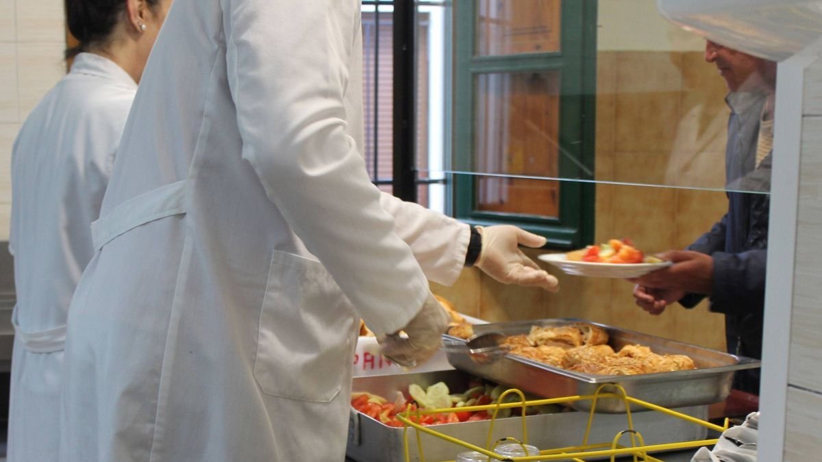 Personas voluntarias reparte la comida en Asleca. dl