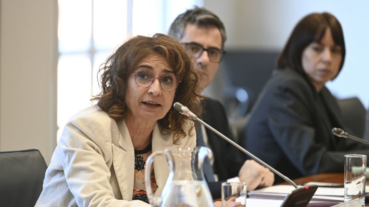 La ministra de Hacienda, María Jesús Montero, en una reunión en la Moncloa. Borja Puig de la Bellacasa