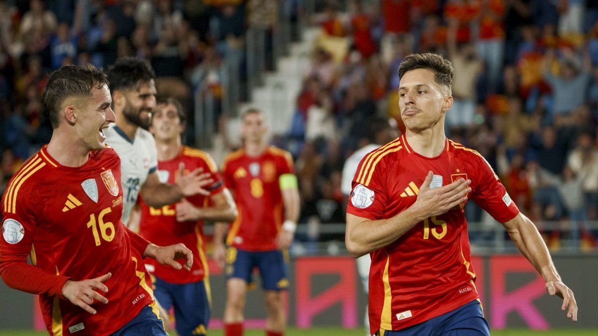 España logró el triunfo frente a Suiza en el tiempo de añadido gracias a un penalti. de la rocha
