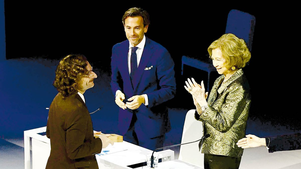 Un momento de la entrega del reputado galardón al creador leonés Serafín Álvarez de manos de la reina emérita