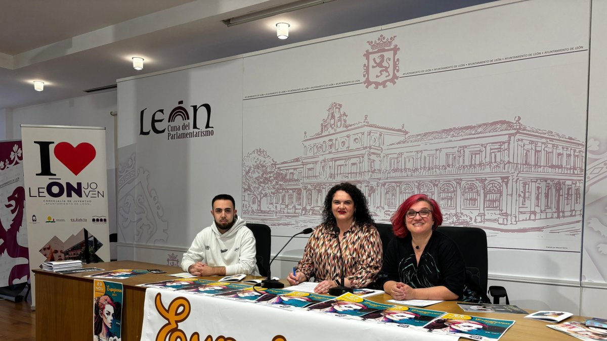 La concejala de Juventud del Ayuntamiento de León (en el centro de la imagen) durante la presentación de Expojoven este martes.
