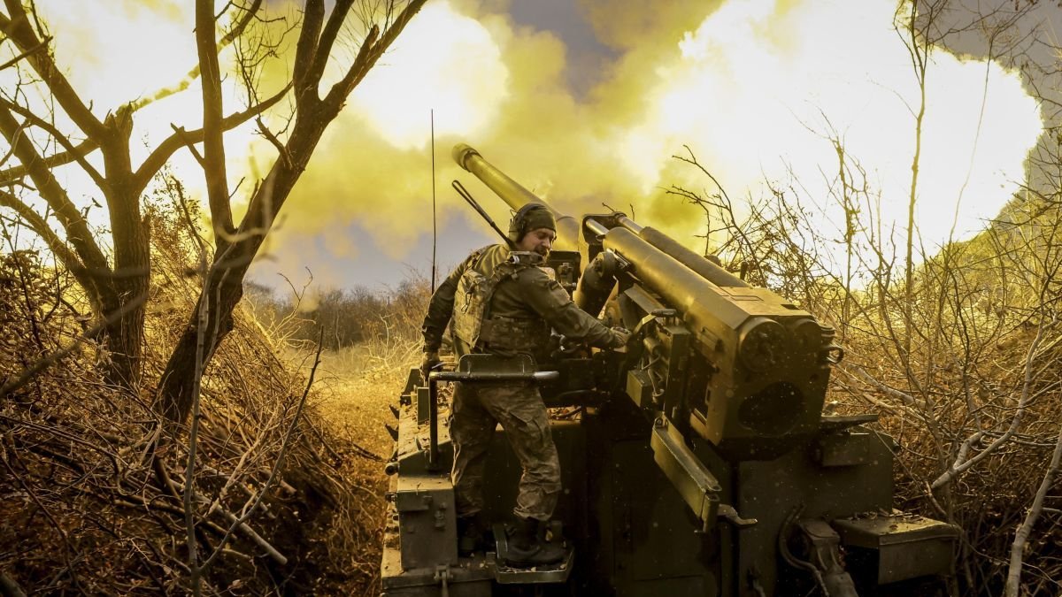 Soldados de la 24 Brigada Mecanizada disparan un obús de 152 mm hacia posiciones rusas. EFE