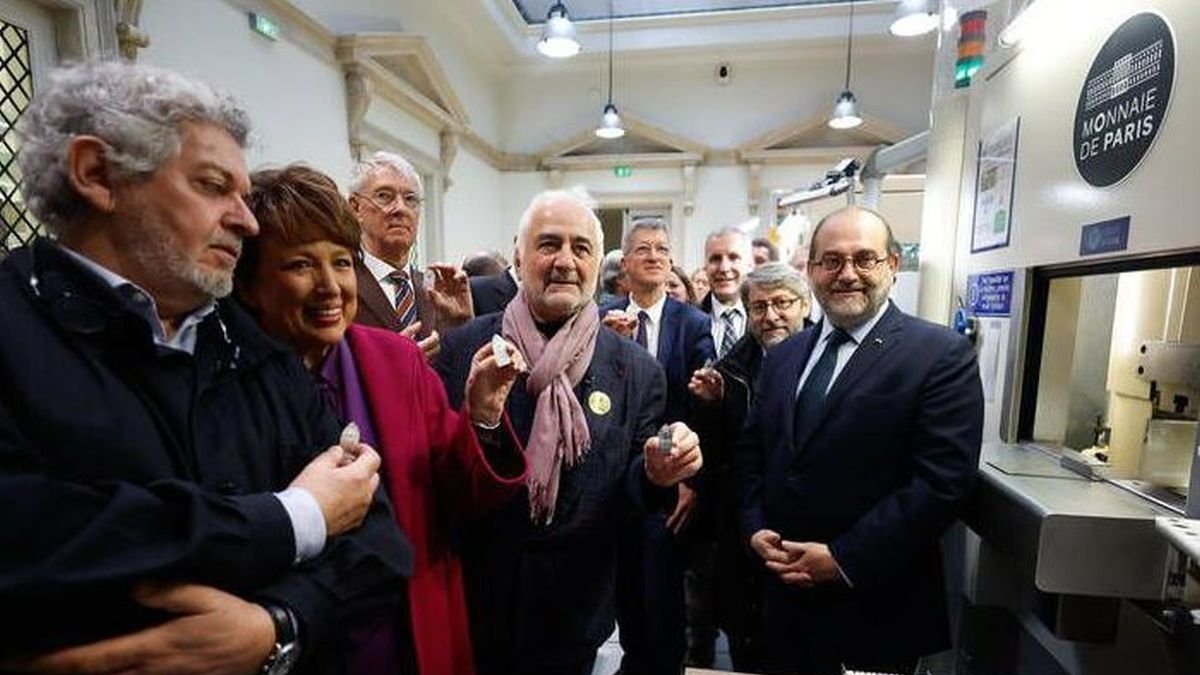 Presentación de la moneda conmemorativa de la apertura de Notre Dame. Mohamed Barra