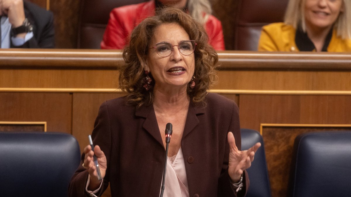 La vicepresidenta primera y ministra de Hacienda, María Jesús Montero, interviene durante una sesión de control al Gobierno, a 20 de noviembre de 2024, en Madrid (España).