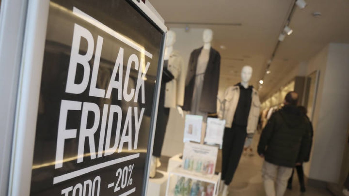 Un comercio de León con un cartel del Black Friday.