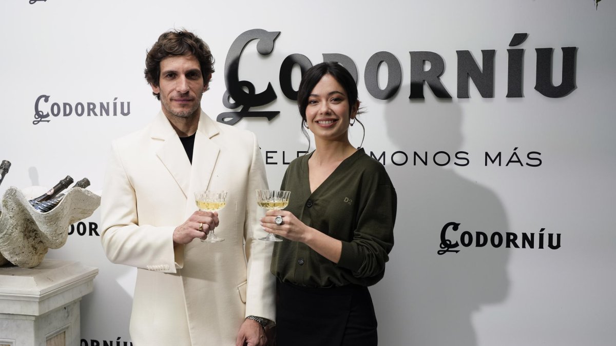 Los actores Anna Castillo y Quim Gutiérrez presentan 'Celebremos más', el anuncio navideño de la firma de cava Codorníu, este miércoles en Madrid, EFE/ Borja Sanchez-Trillo