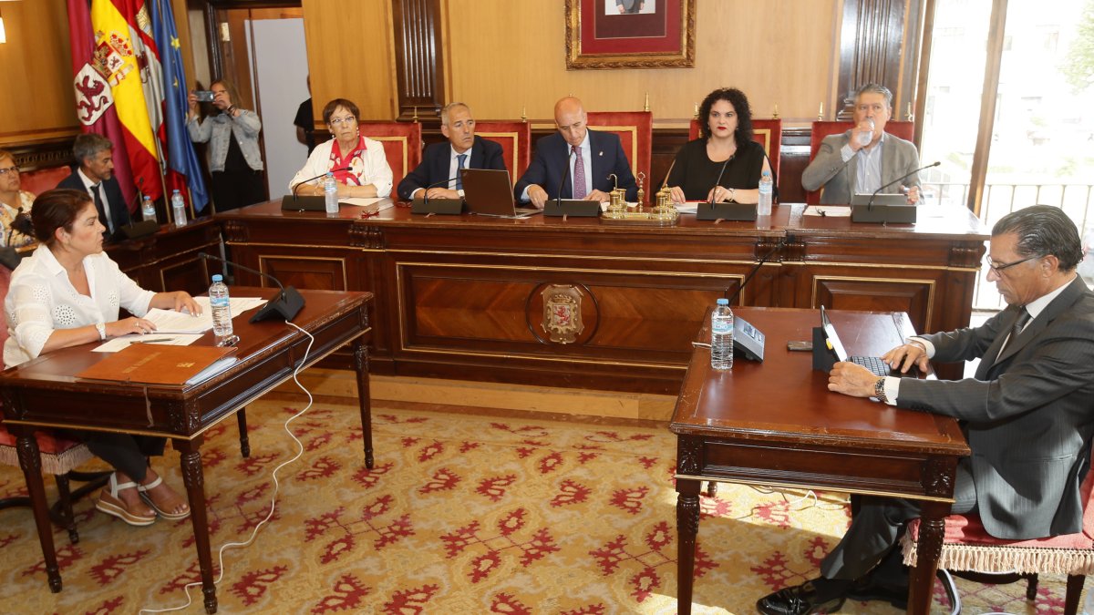 El interventor, a la derecha, frente a Diez, en una imagen de archivo de un Pleno municipal.
