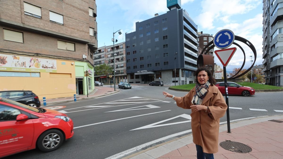 Avenida del Castillo en su salida desde la rotonda del Cine, recién asfaltada como parte de la avenida del Bierzo y dos calles en la misma zona. L. de lA MATA