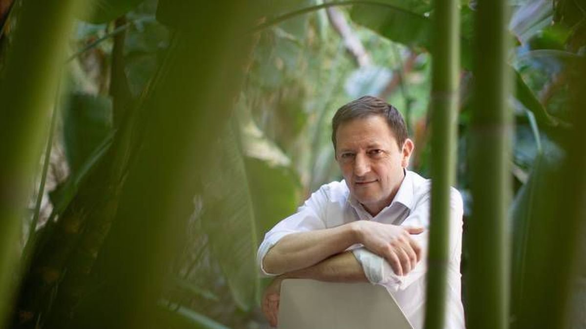 Ignacio Martínez de Pisón es el invitado especial hoy en La Casona de San Feliz de Torío. MARTA PÉREZ