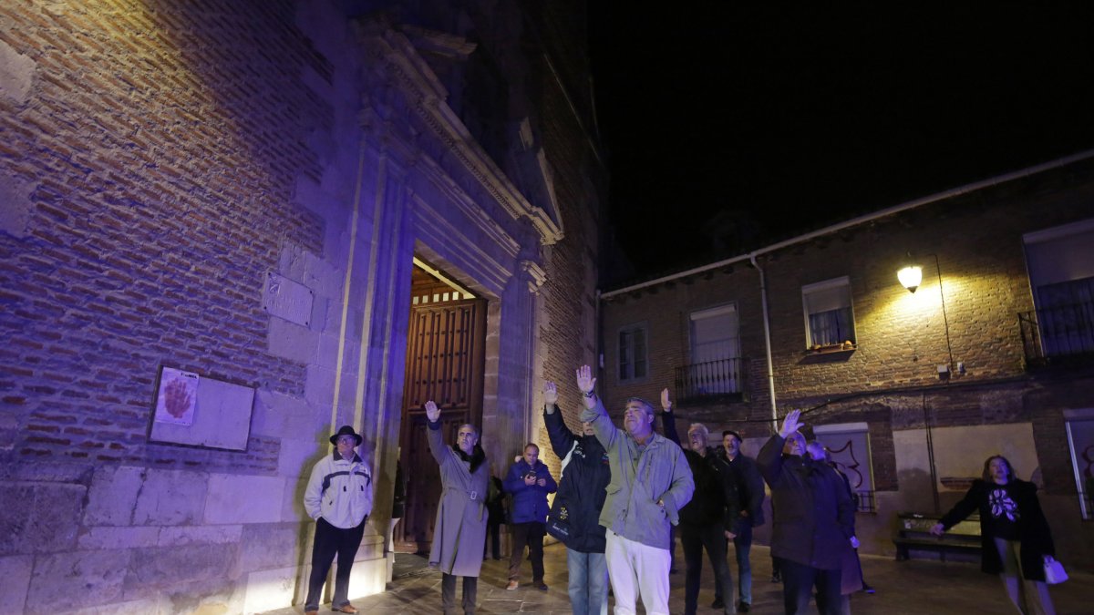 Varios asistentes hacen el saludo fascista.