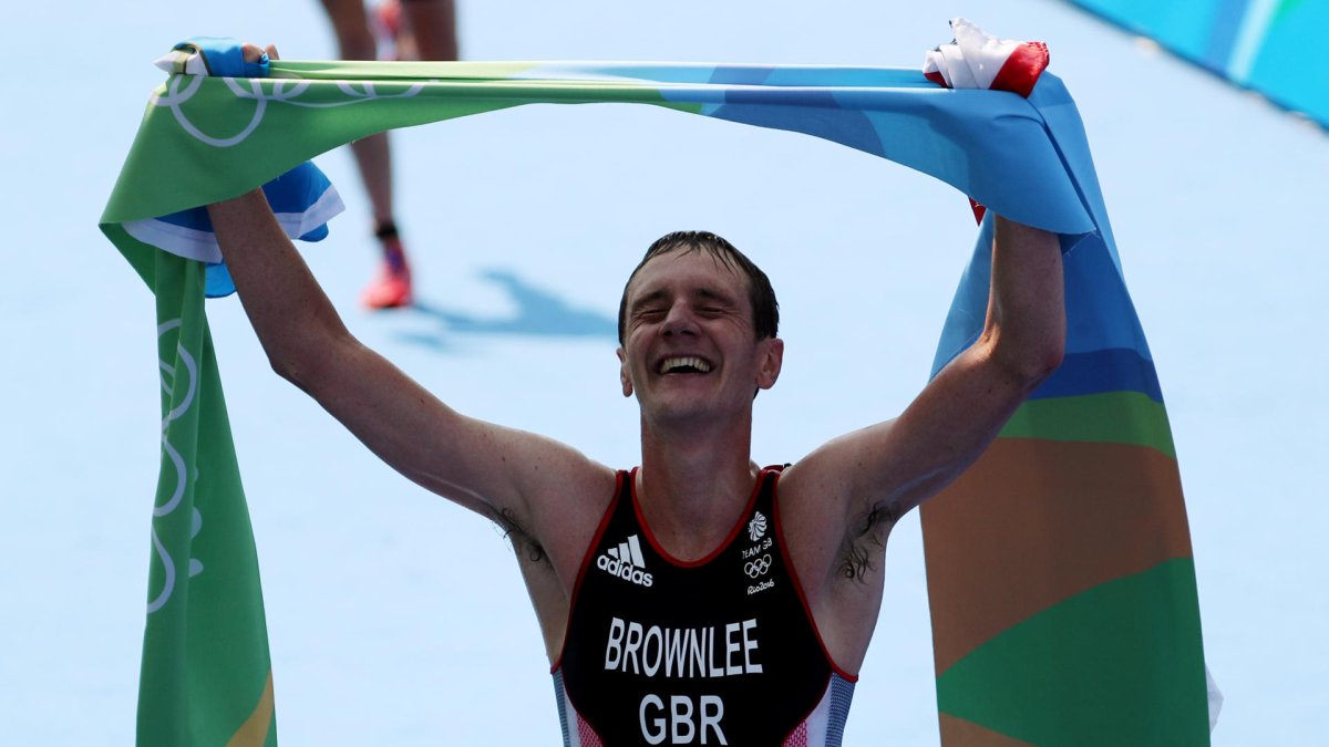 El atleta británico Alistair Brownlee celebra la medalla de oro conseguida en la triatlón de los Juegos Olímpicos Río 2016, en una foto de archivo. EFE/LEONARDO MUÑOZ