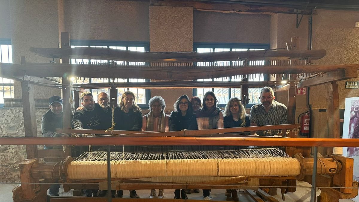 La delegación del Festival de la Lana de Canarias con un telar. DL