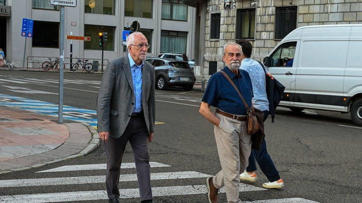Los hermanos Luis Mateo y Antón Díez, en septiembre de este año en León. j. casares