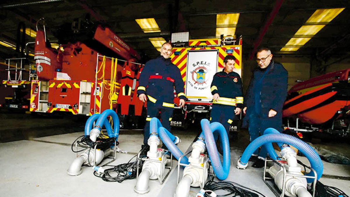 El jefe de bomberos, Olivier Bao, y el concejal de Seguridad Ciudadana, Carlos Cortina,  ayer en el parque de bomberos