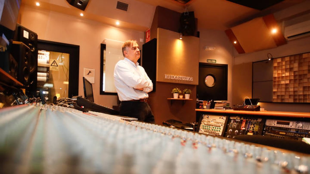 El compositor Pablo Vega en su estudio