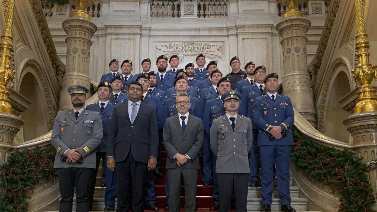 Catorce bomberos de los 101 efectivos de protección civil que Portugal envió a Valencia para participar en labores de rescate tras la dana .- EFE/Carlota Ciudad