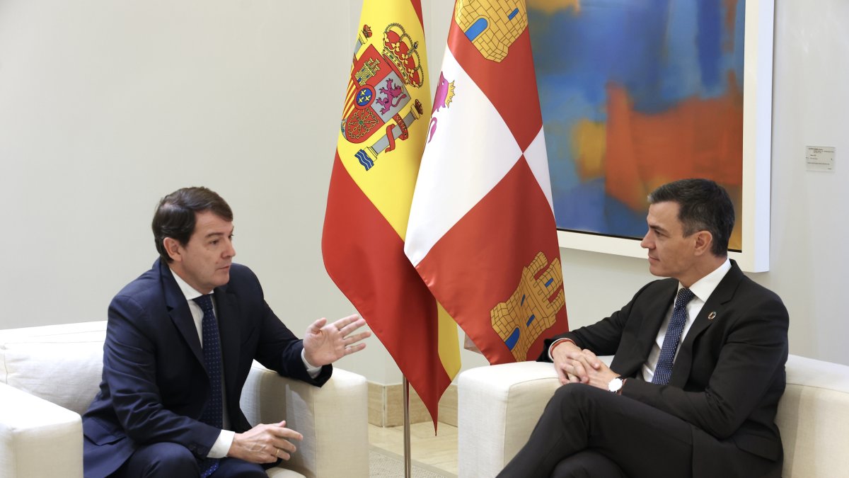 Los presidentes del Gobierno, Pedro Sánchez, y la Junta de Castilla y León, Alfonso Fernández Mañueco, se reúnen en La Moncloa.
