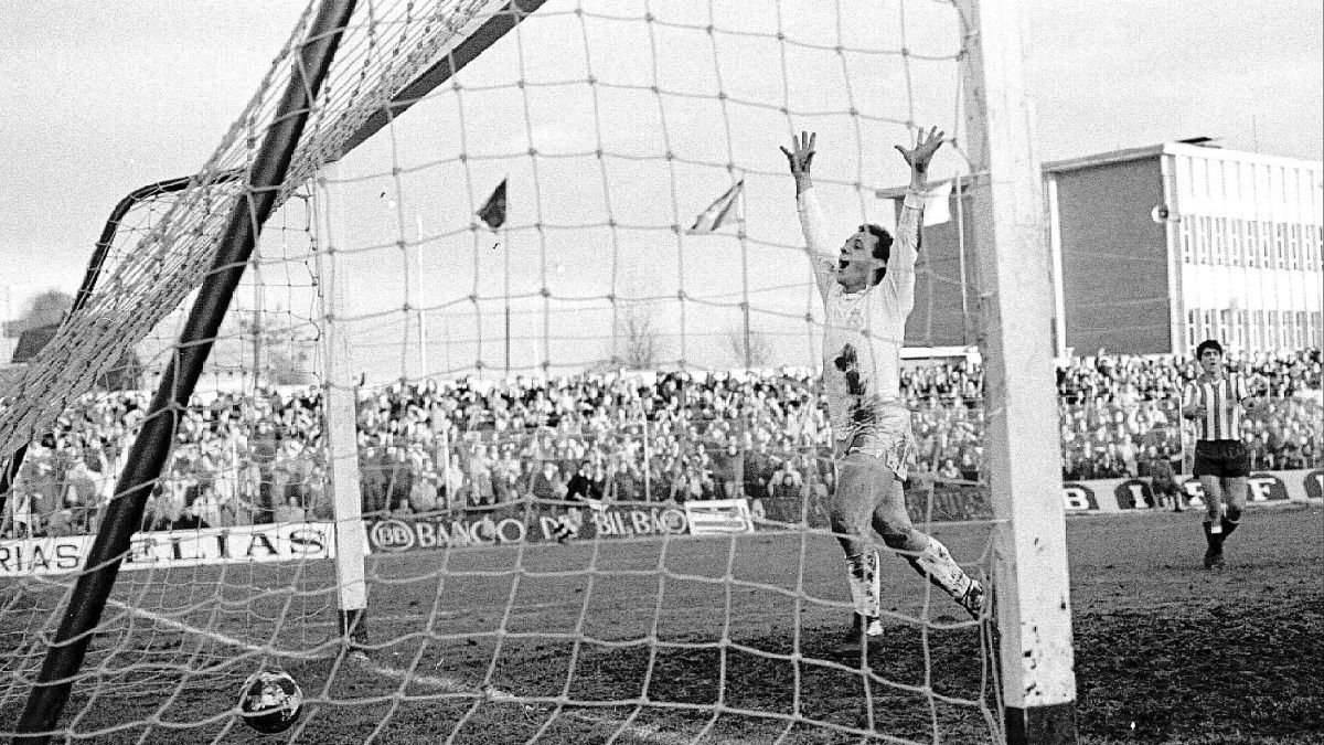 Marianín celebra uno de sus goles con la elástica de su querida Cultural. DIARIO DE LEÓN