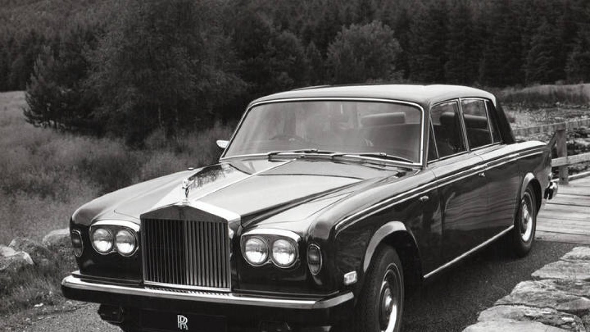 Rolls-royce silver shadow.