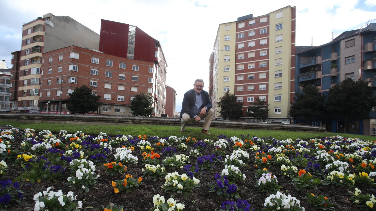 El concejal del área de Medio Ambiente, Carlos Fernández, en la glorieta de Luis del Olmo.