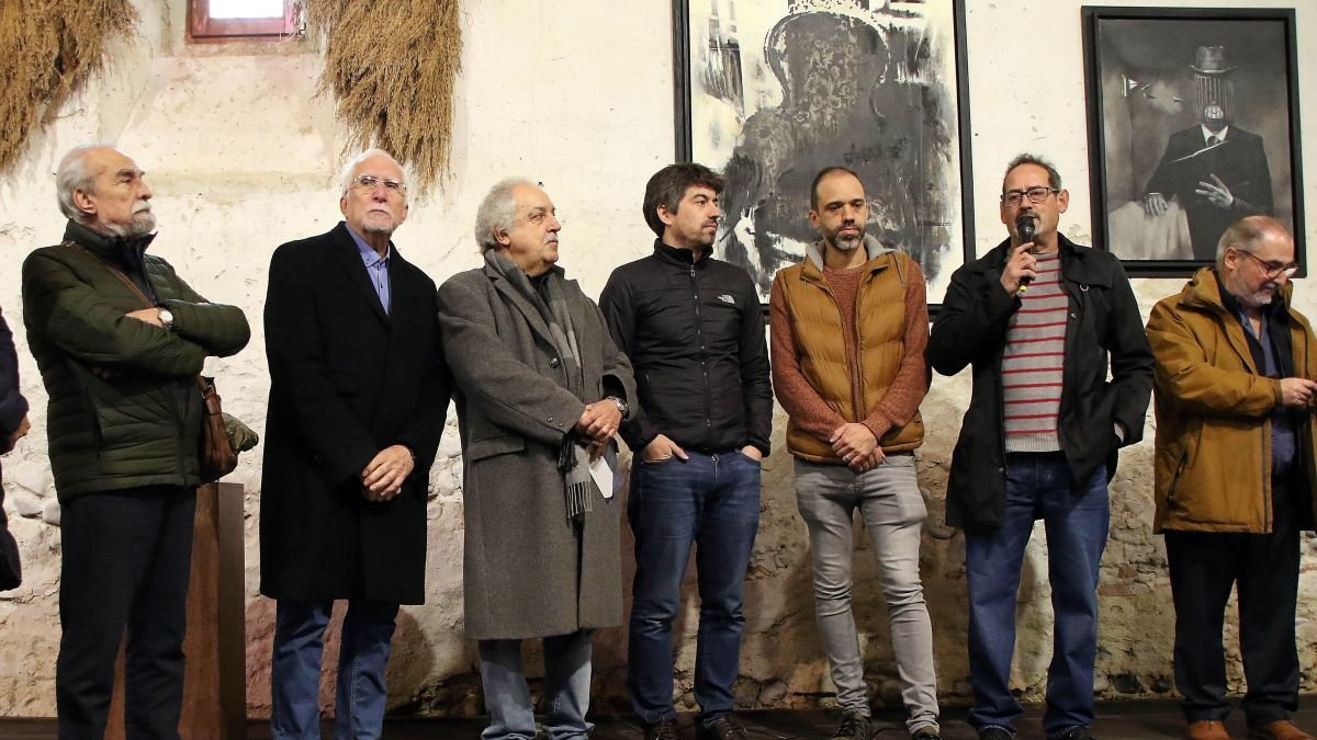 Presentación de la exposición sobre Luis Mateo ayer en el monasterio de Sandoval. ical (Toño Benavides y Luis Mateo Díez, ayer durante la presentación de la exposición. PEIO GARCÍA