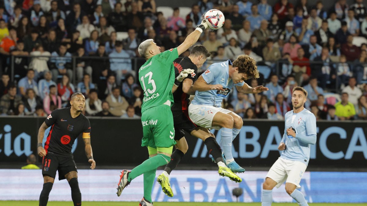 El guardameta del Celta, Vicente Guaita (i), despeja el balón ante su compañero, Marcos Alonso. Lavandeira.