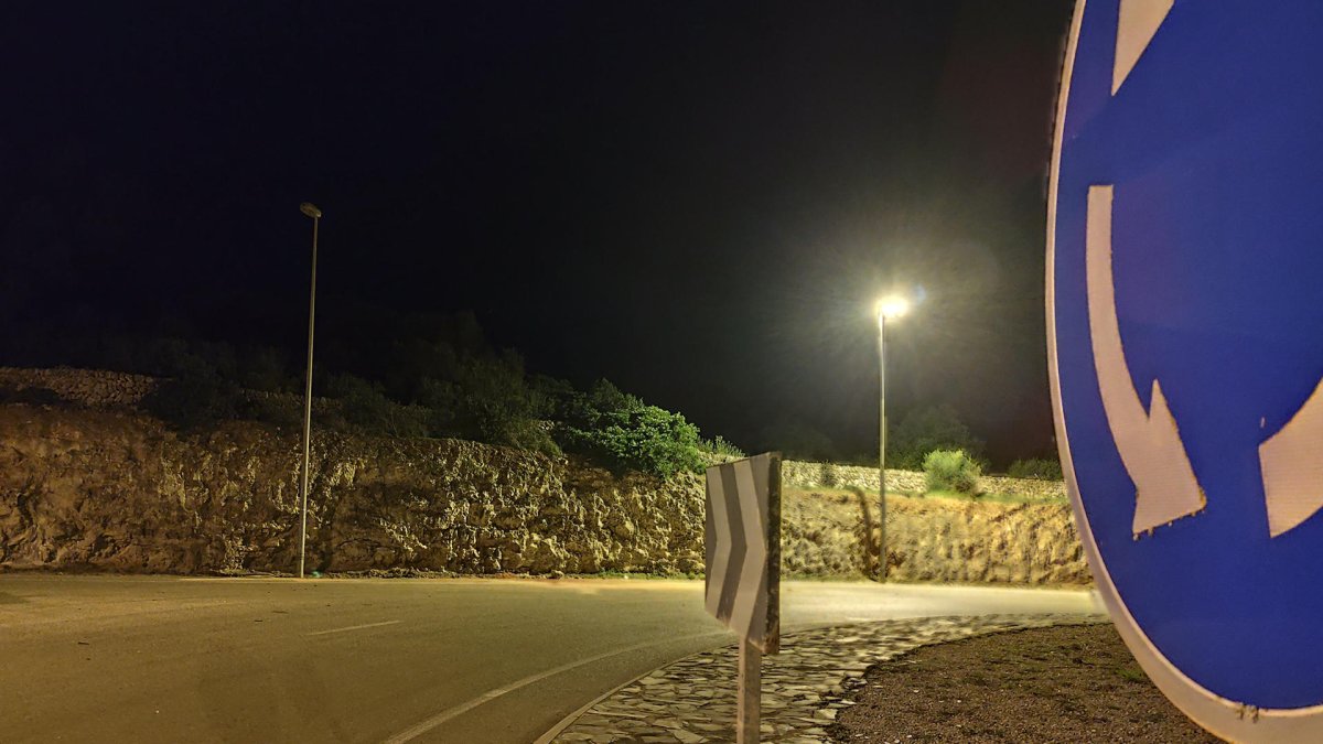 Imagen del kilómetro 0,5 de la carretera ME-14 donde seis personas, cuatro de ellas menores, han muerto. EFE / David Marqués.