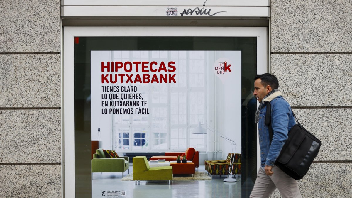 Imagen de archivo del un cartel de un banco en el que se anuncia prestamos para vivienda vinculados al euríbor. 