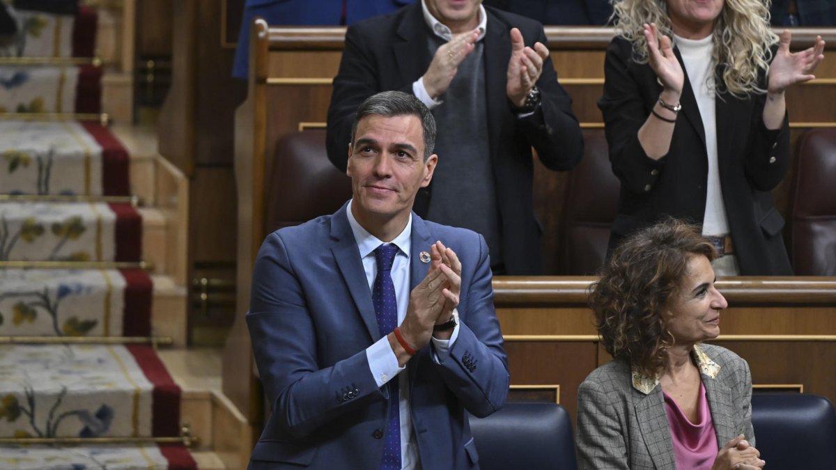 Imagen de archivo del presidente del Gobierno, Pedro Sánchez, y la vicepresidenta María Jesús Montero, en un pleno del Congreso de Los Diputados.- EFE/ Fernando Villar