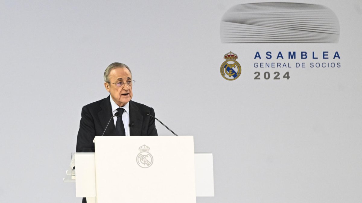 El presidente del Real Madrid, Florentino Pérez, interviene durante la Asamblea General del club. EFE/ Víctor Lerena