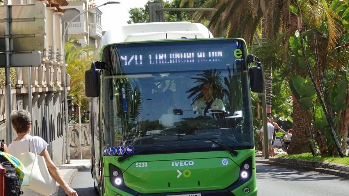 Guagua de Titsa circulando por la Rambla de Santa Cruz