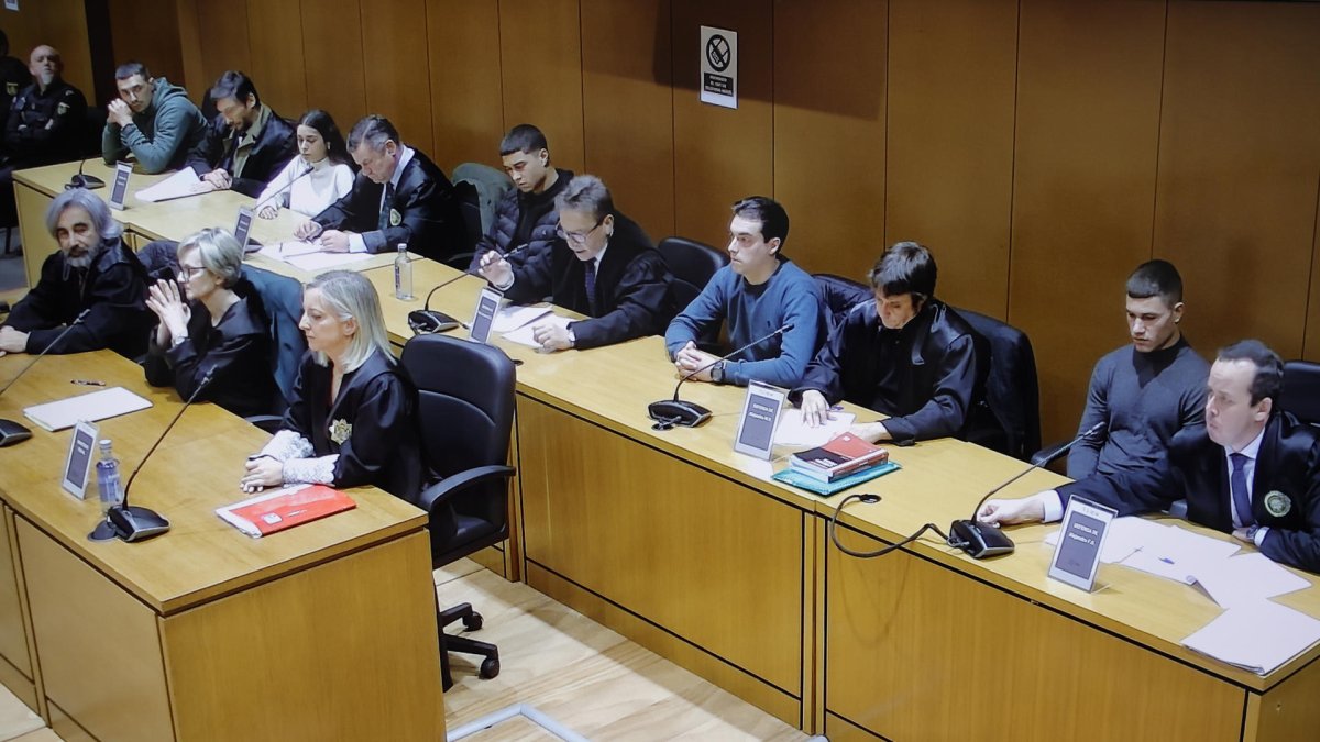 Foto tomada a la pantalla de circuito cerrado de la Audiencia Provincial de A Coruña. EFE/Cabalar