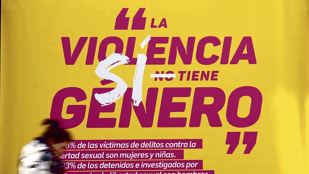 Cartel alusivo a la lucha contra la violencia de género. (VILLAR LÓPEZ)