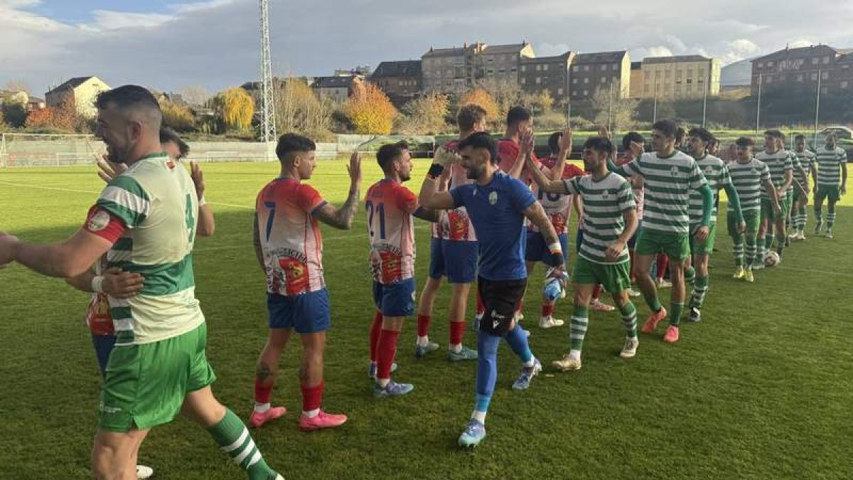 Los jugadores de ambos equipos antes del inicio del partido.  DL