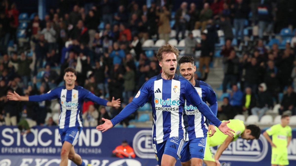 Los jugadores de la Deportiva, celebrando uno de los cinco goles que le metieron al Amorebieta.