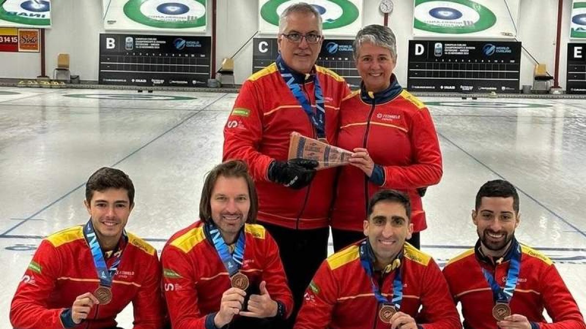 Eduardo de Paz, primero por la izquierda (agachado) junto a sus compañeros de equipo. TXURI BERRI