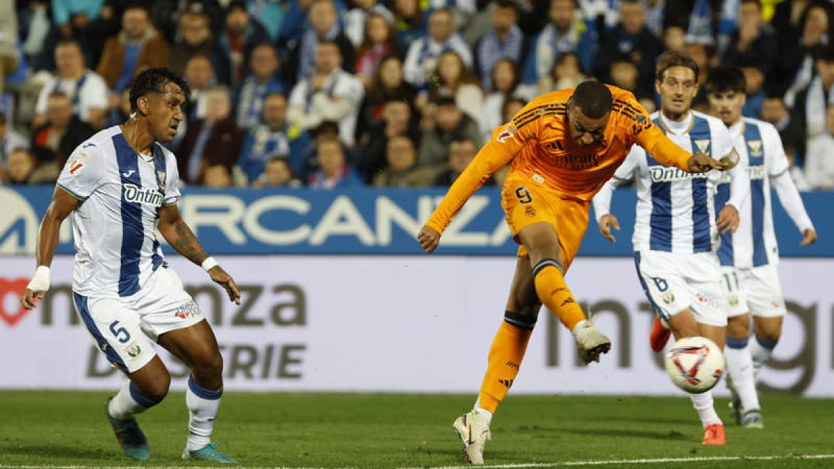 Mbappé anotó el primer gol del Real Madrid al Leganés tras un preciso pase de Vinicius.  GUILLÉN