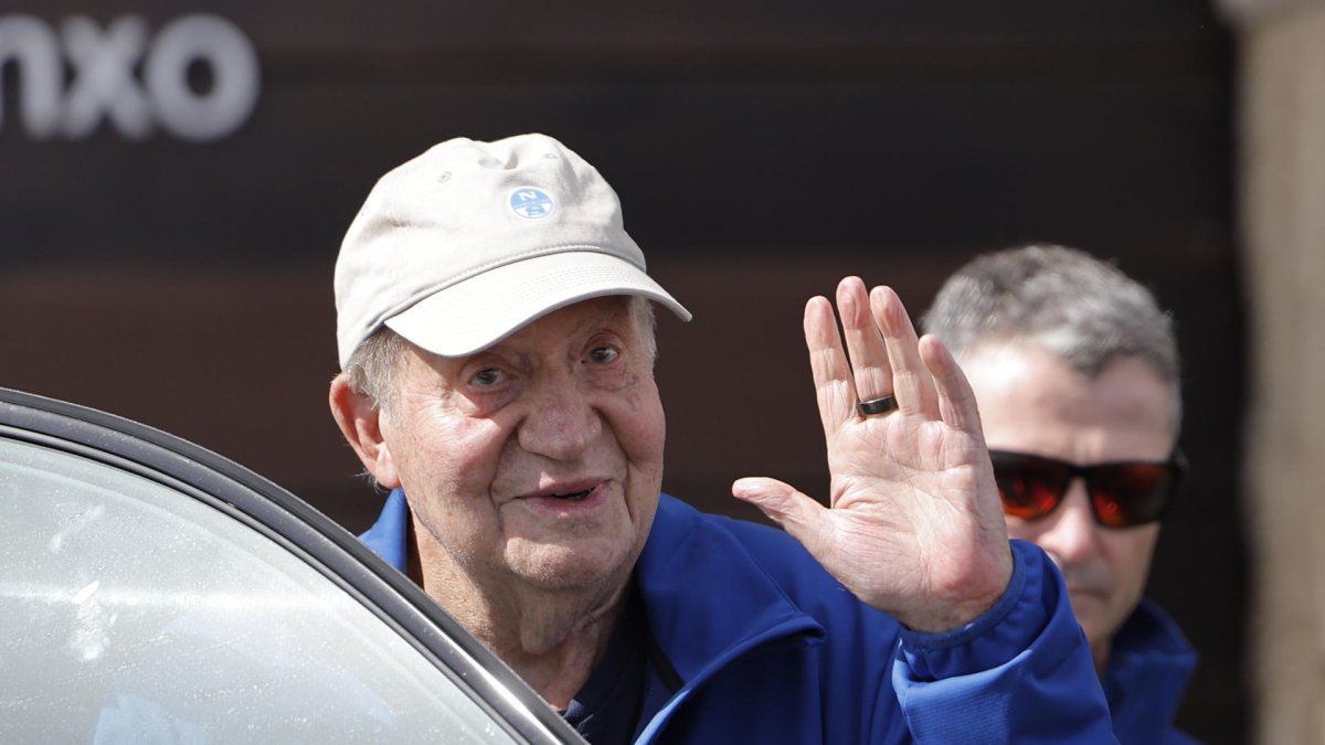El rey emérito Juan Carlos I, durante su última visita a Sanxenxo (Pontevedra). EFE/Emilio Lavandeira